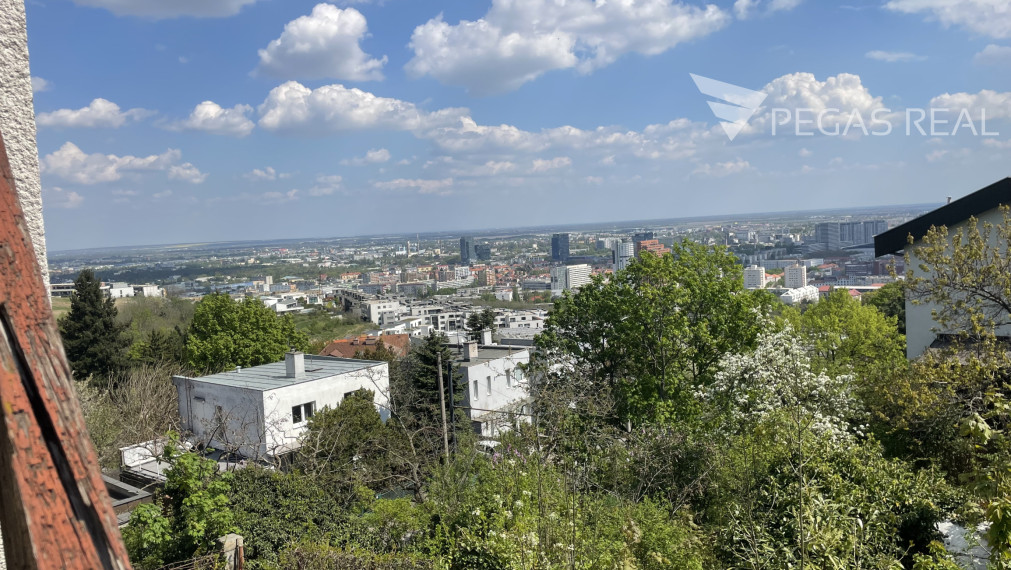 KOLIBA – HLAVNÁ ULICA | Rodinný dom s 2 bytmi, na pozemku 553 m² s krásnymi výhľadmi na BA | investícia / prestavba / nový projekt