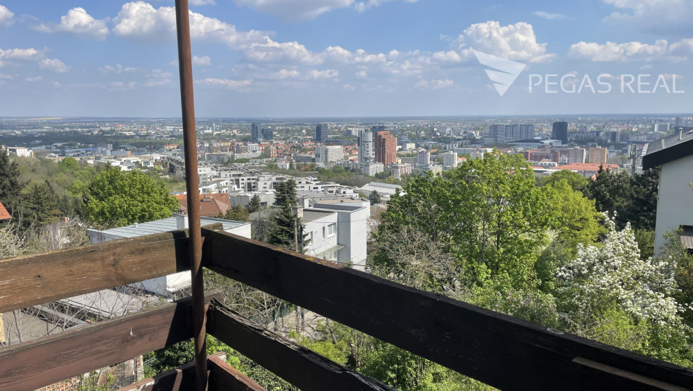 KOLIBA – HLAVNÁ ULICA | Rodinný dom s 2 bytmi, na pozemku 553 m² s krásnymi výhľadmi na BA | investícia / prestavba / nový projekt