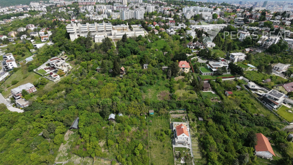 Dva susediace pozemky na Hradnom kopci. Bôrik, Bratislava