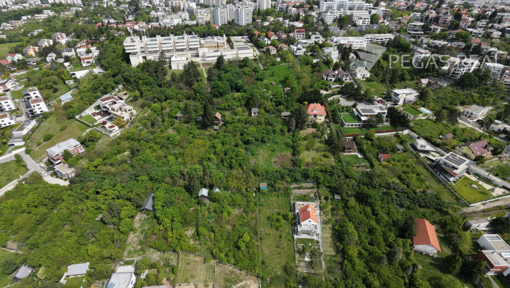 Dva susediace pozemky na Hradnom kopci. Bôrik, Bratislava