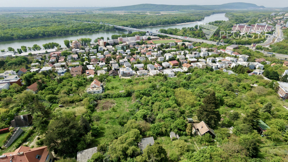Tri susediace pozemky na Hradnom kopci. Bôrik, Bratislava