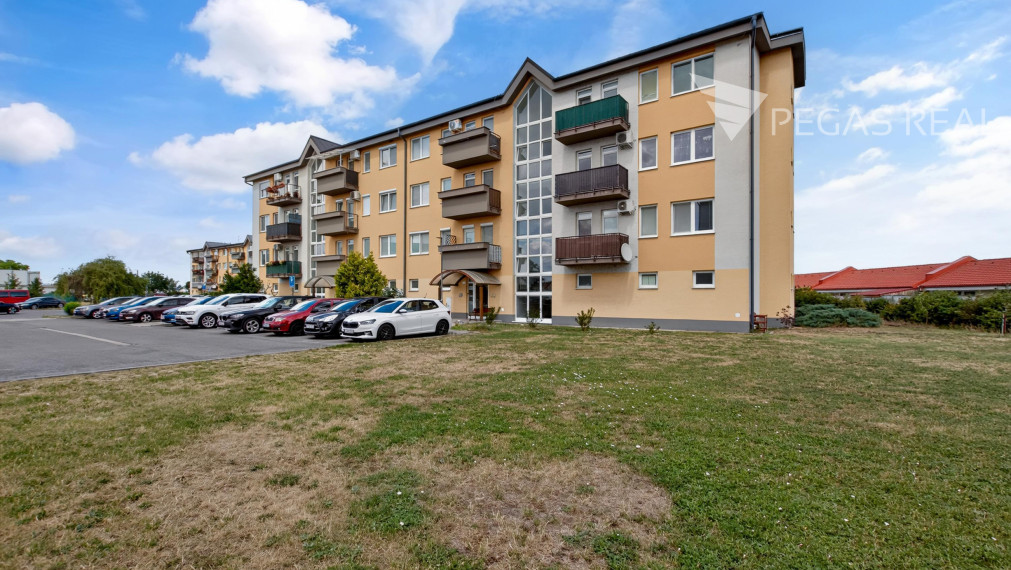 Priestranný 2-izbový byt s balkónom v Moste pri Bratislave