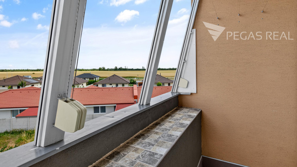 Priestranný 2-izbový byt s balkónom v Moste pri Bratislave