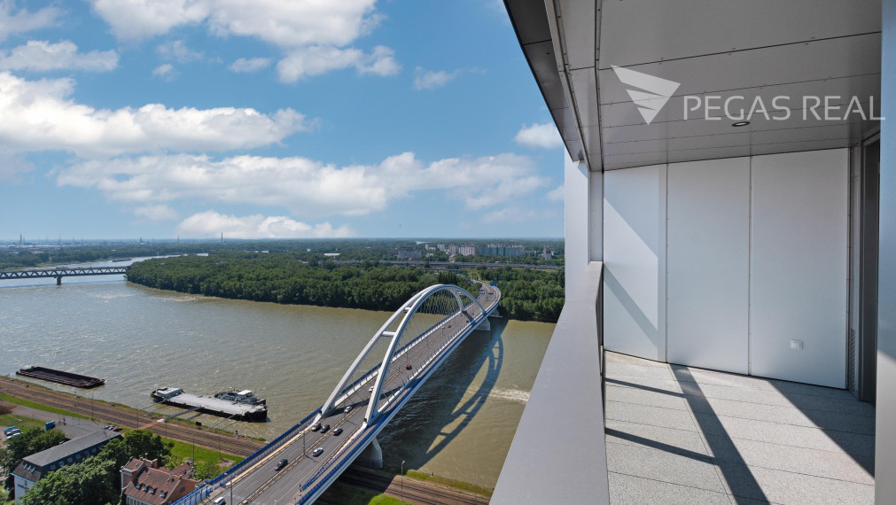 SUPER CENA 3-IZBOVÝ BYT V EUROVEA TOWER S PANORAMATICKÝM VÝHĽADOM NA DUNAJ + 2x PARKING