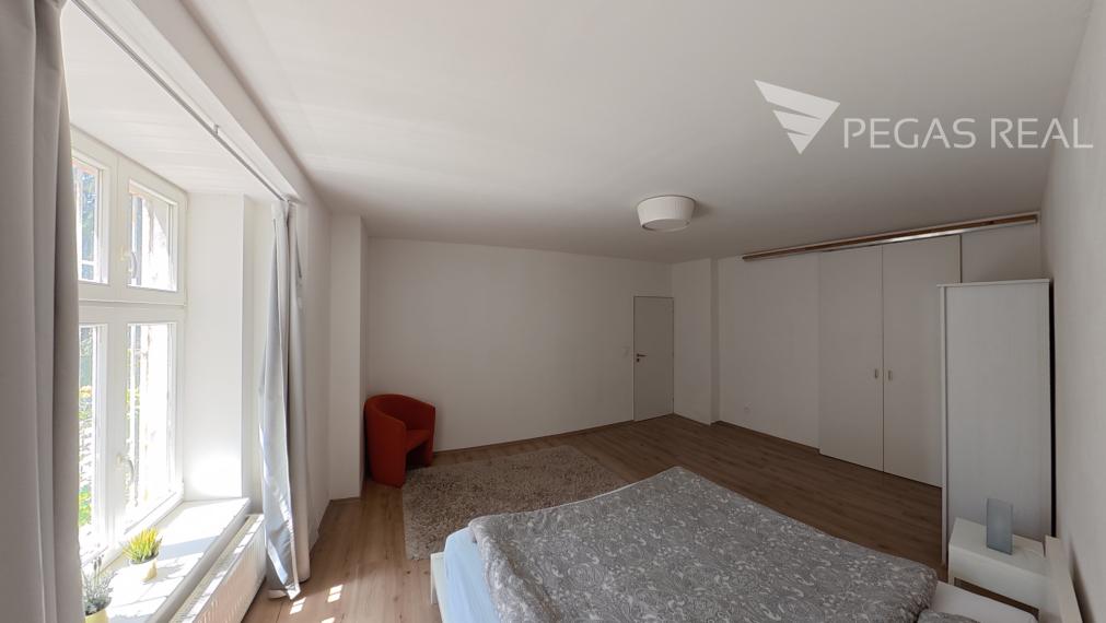 Priestranný 2-izbový byt s výmerou 70 m² v centre Bratislavy – Palisády
