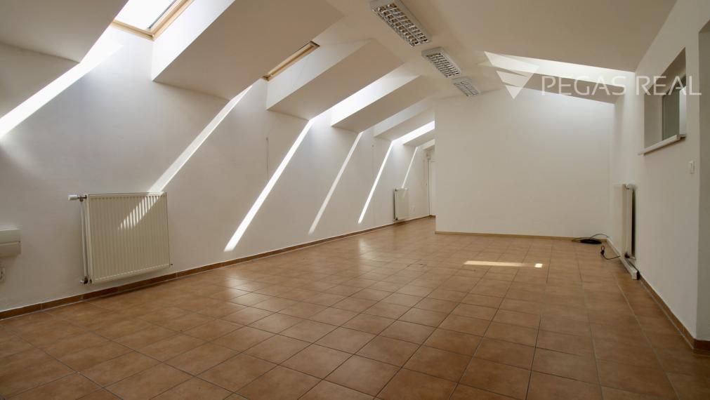 Atraktívne kancelárske priestory 100 m² s veľkým parkovaním – Záhorská Bystrica