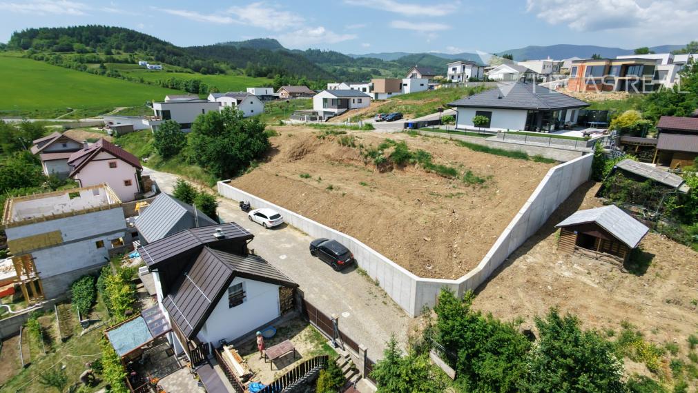 Exkluzívny pozemok so stavebným povolením a  panoramatickým výhľadom