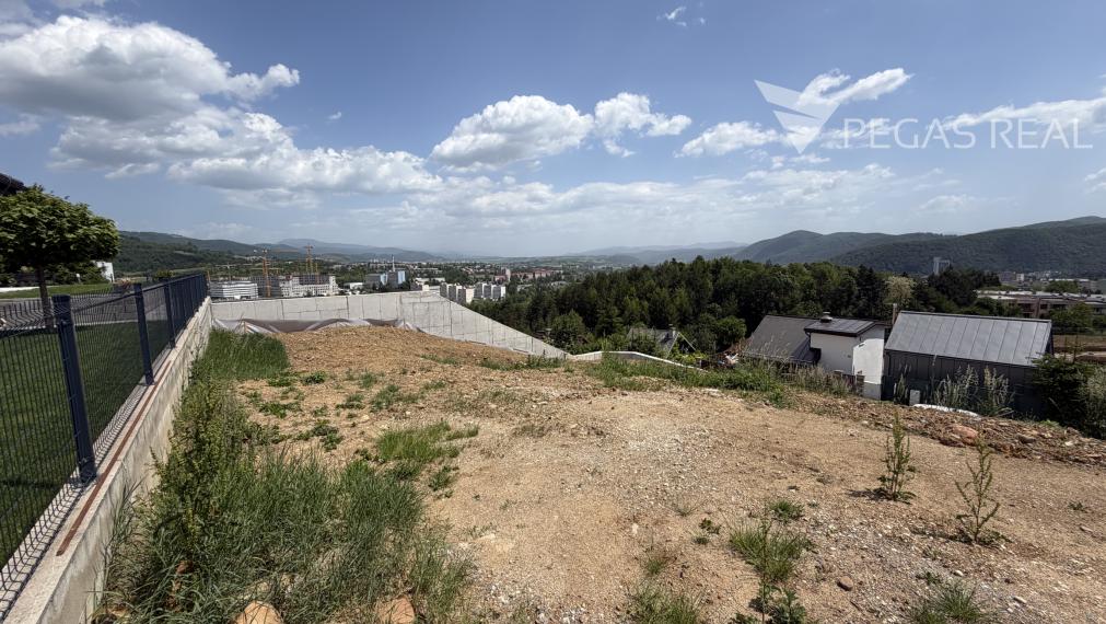 Exkluzívny pozemok so stavebným povolením a  panoramatickým výhľadom