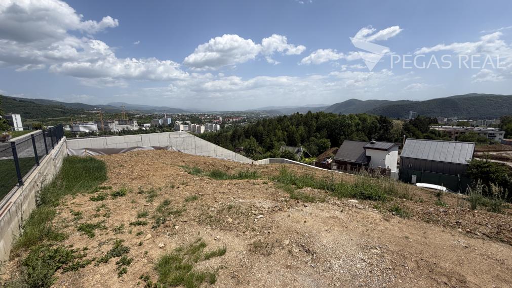 Exkluzívny pozemok so stavebným povolením a  panoramatickým výhľadom