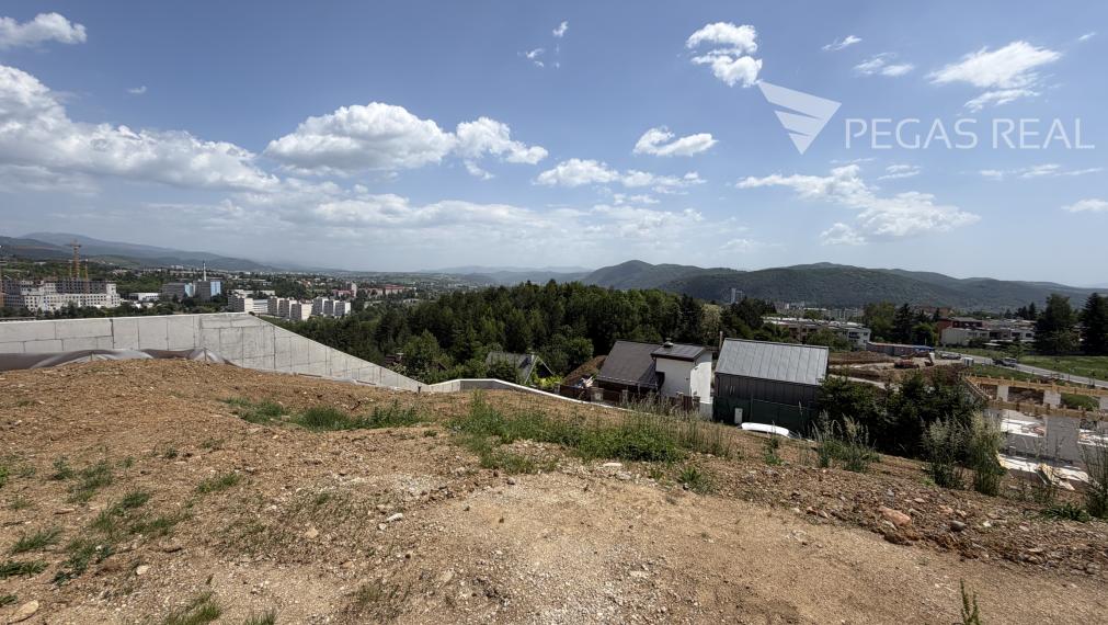 Exkluzívny pozemok so stavebným povolením a  panoramatickým výhľadom