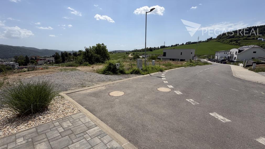Exkluzívny pozemok so stavebným povolením a  panoramatickým výhľadom