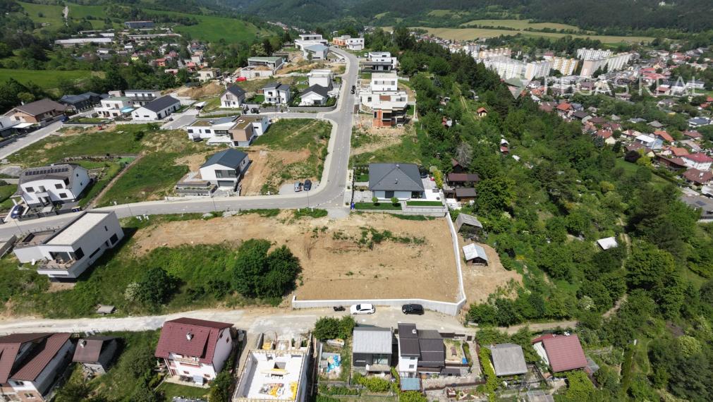 Exkluzívny pozemok so stavebným povolením a  panoramatickým výhľadom
