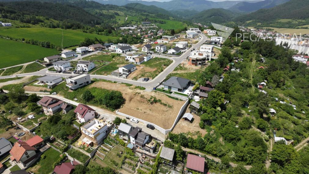 Exkluzívny pozemok so stavebným povolením a  panoramatickým výhľadom