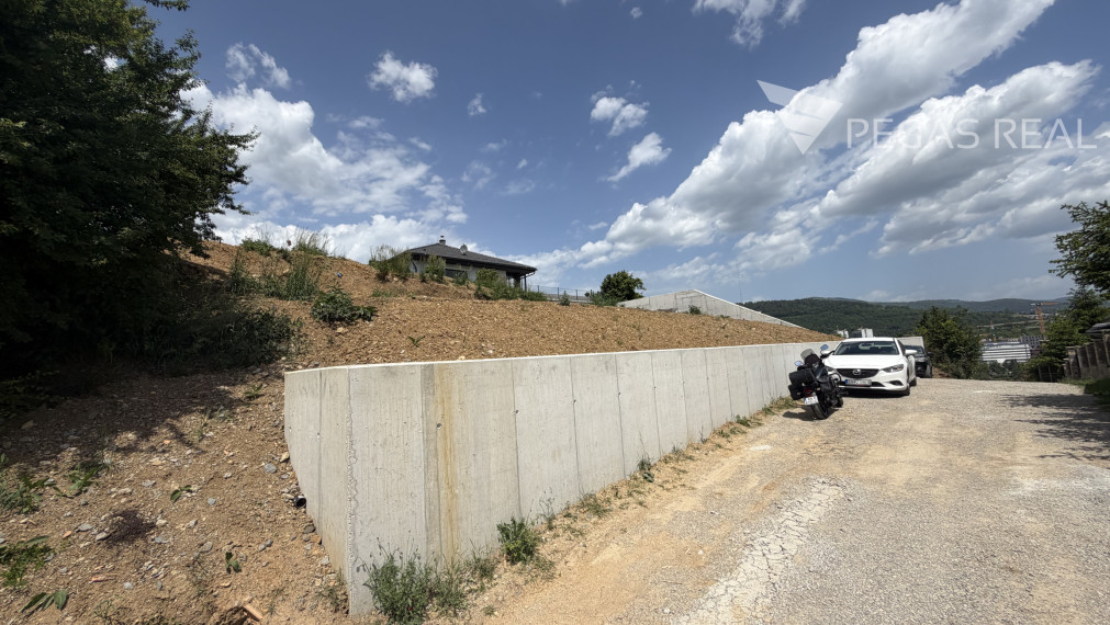 Exkluzívny pozemok so stavebným povolením a  panoramatickým výhľadom