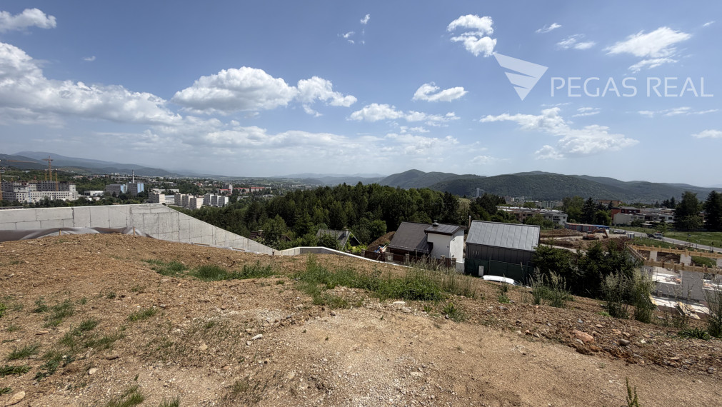 Exkluzívny pozemok so stavebným povolením a  panoramatickým výhľadom