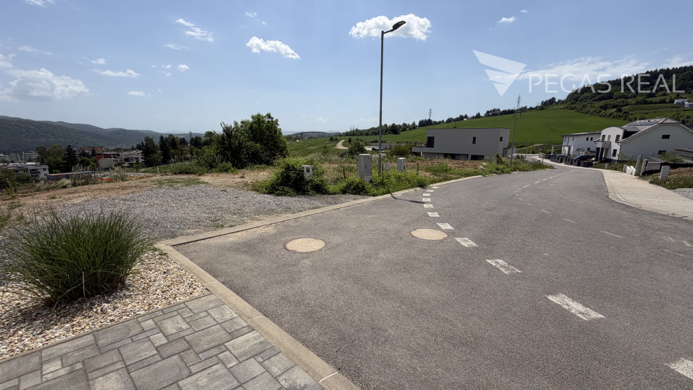 Exkluzívny pozemok so stavebným povolením a  panoramatickým výhľadom