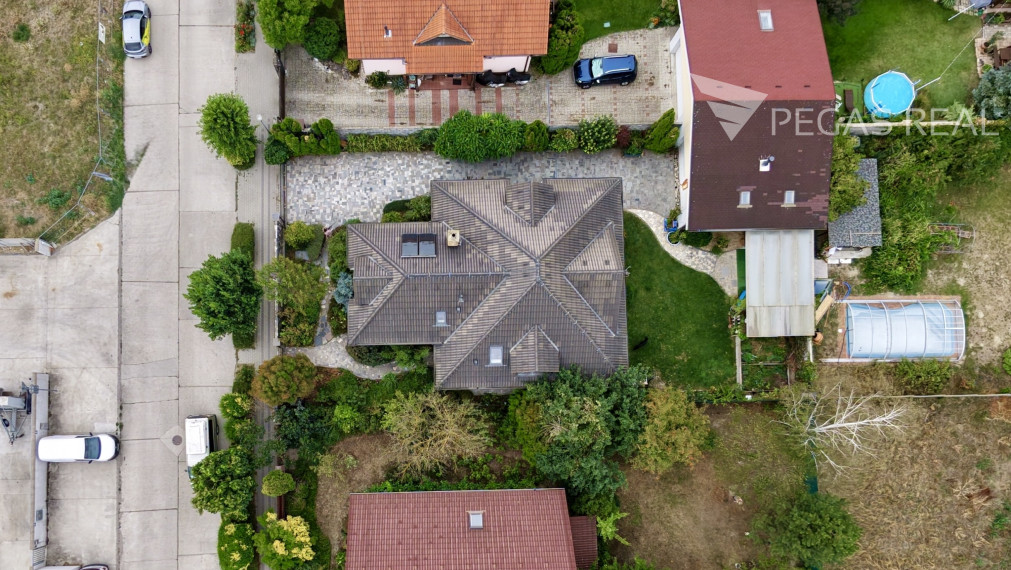 PRIESTRANNÝ 5-IZBOVÝ RODINNÝ DOM S DVOJGARÁŽOU A SAMOSTATNOU GARSÓNKOU - DUNAJSKÁ LUŽNÁ – LIPOVÁ ULICA