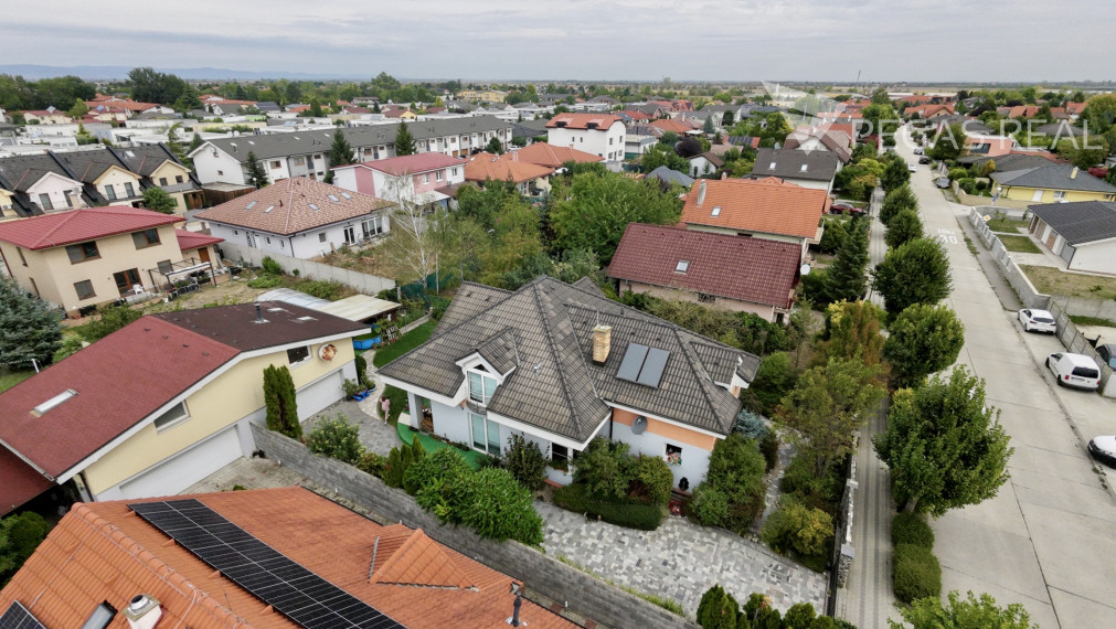 PRIESTRANNÝ 5-IZBOVÝ RODINNÝ DOM S DVOJGARÁŽOU A SAMOSTATNOU GARSÓNKOU - DUNAJSKÁ LUŽNÁ – LIPOVÁ ULICA