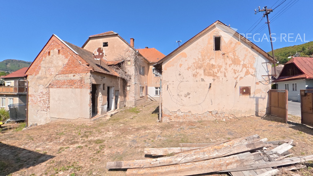 RODINNÝ DOM S VÝHĽADOM A PRÁVOPLATNÝM STAVEBNÝM POVOLENÍM NA 6 BYTOV – NOVÁ BAŇA
