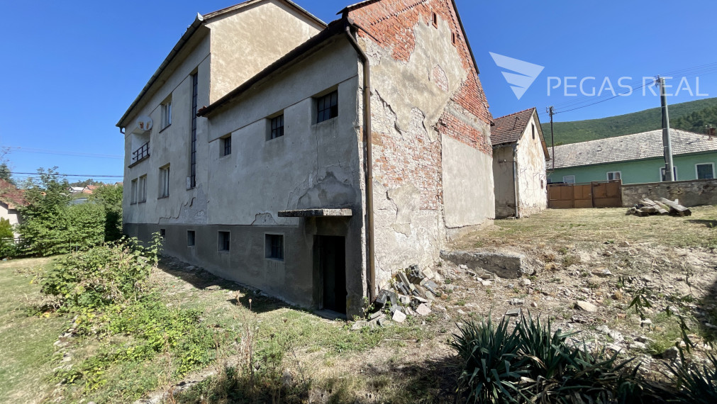 RODINNÝ DOM S VÝHĽADOM A PRÁVOPLATNÝM STAVEBNÝM POVOLENÍM NA 6 BYTOV – NOVÁ BAŇA