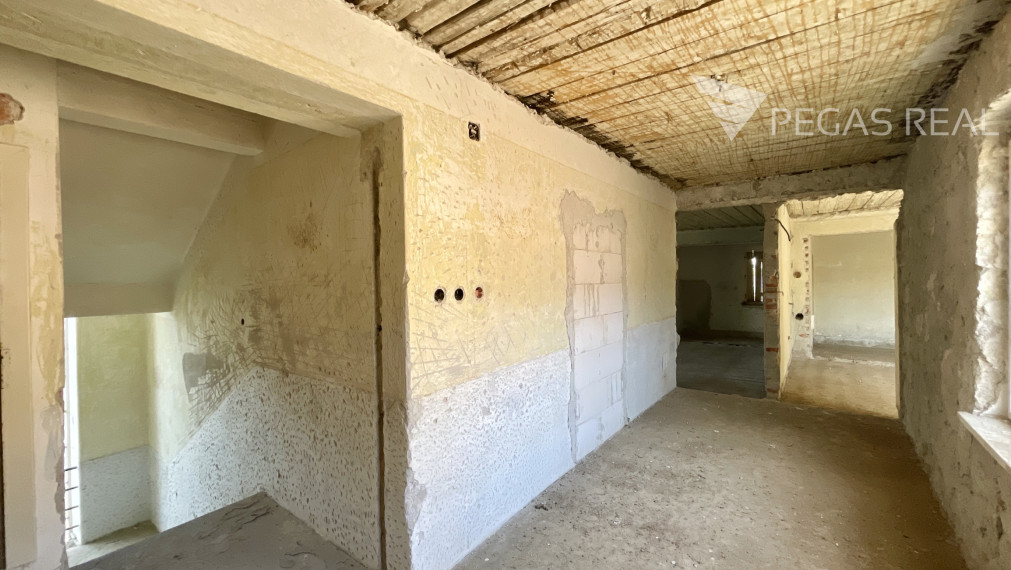 RODINNÝ DOM S VÝHĽADOM A PRÁVOPLATNÝM STAVEBNÝM POVOLENÍM NA 6 BYTOV – NOVÁ BAŇA