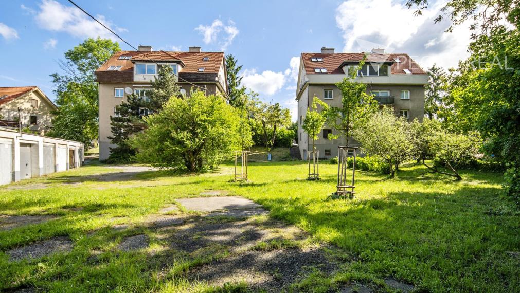 3-izbový byt s balkónom, pivnicou a samostatnou garážou v prestížnej lokalite Starého Mesta – VIDEO