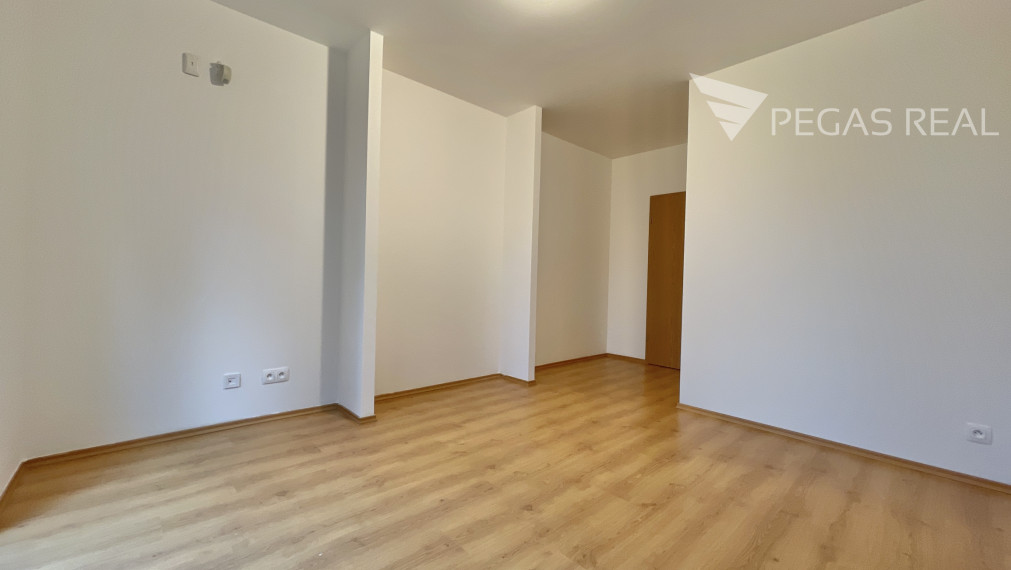 VEĽKÝ 5-IZBOVÝ BYT S PREDZÁHRADKOU A 2 GARÁŽOVÝMI STÁTIAMI - RUŽINOV