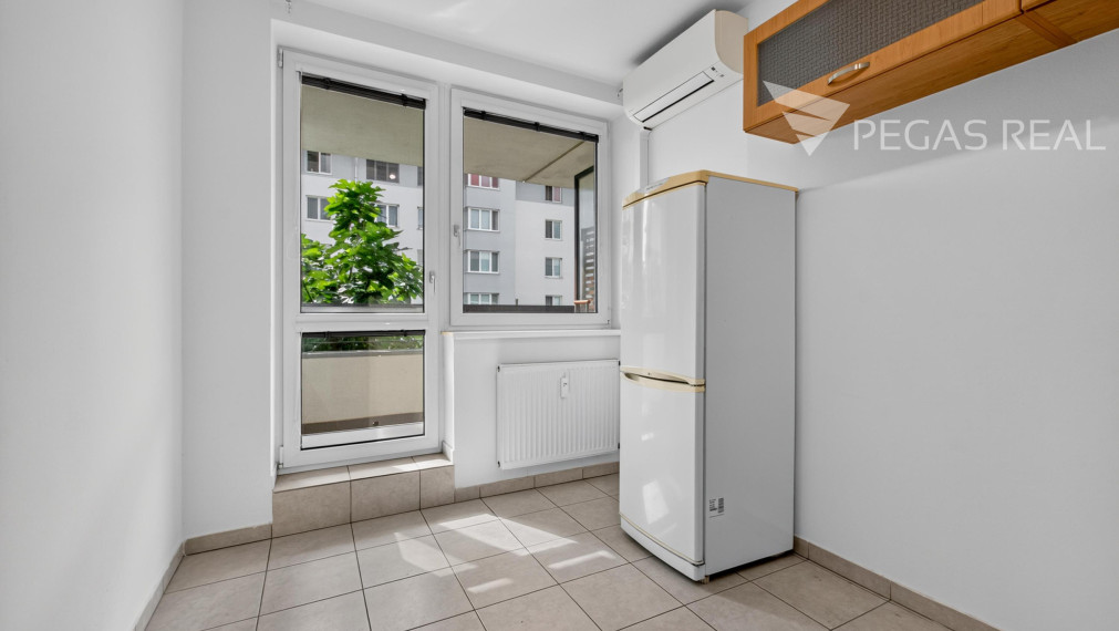 Bývanie v kľudnej lokalite: Svetlý 2-izbový byt s balkónom na Píniovej ulici