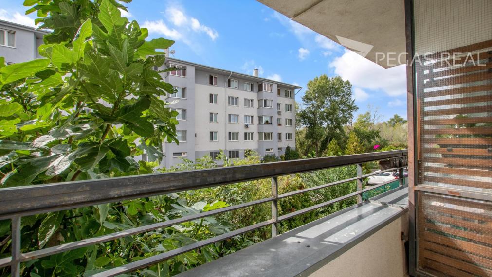 Bývanie v kľudnej lokalite: Svetlý 2-izbový byt s balkónom na Píniovej ulici