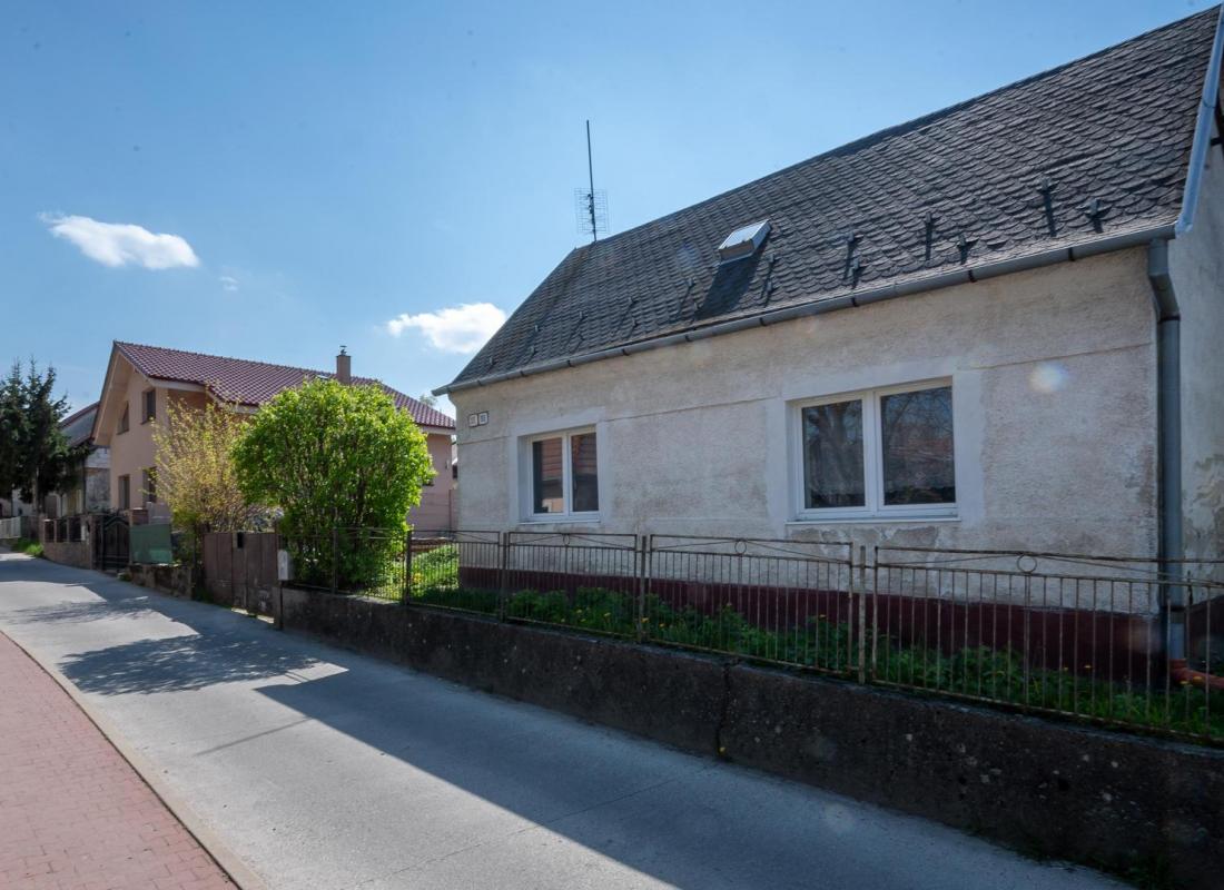 REZERVOVANÉ: Starší RD na veľkom pozemku (1162 m2) v obci Marianka