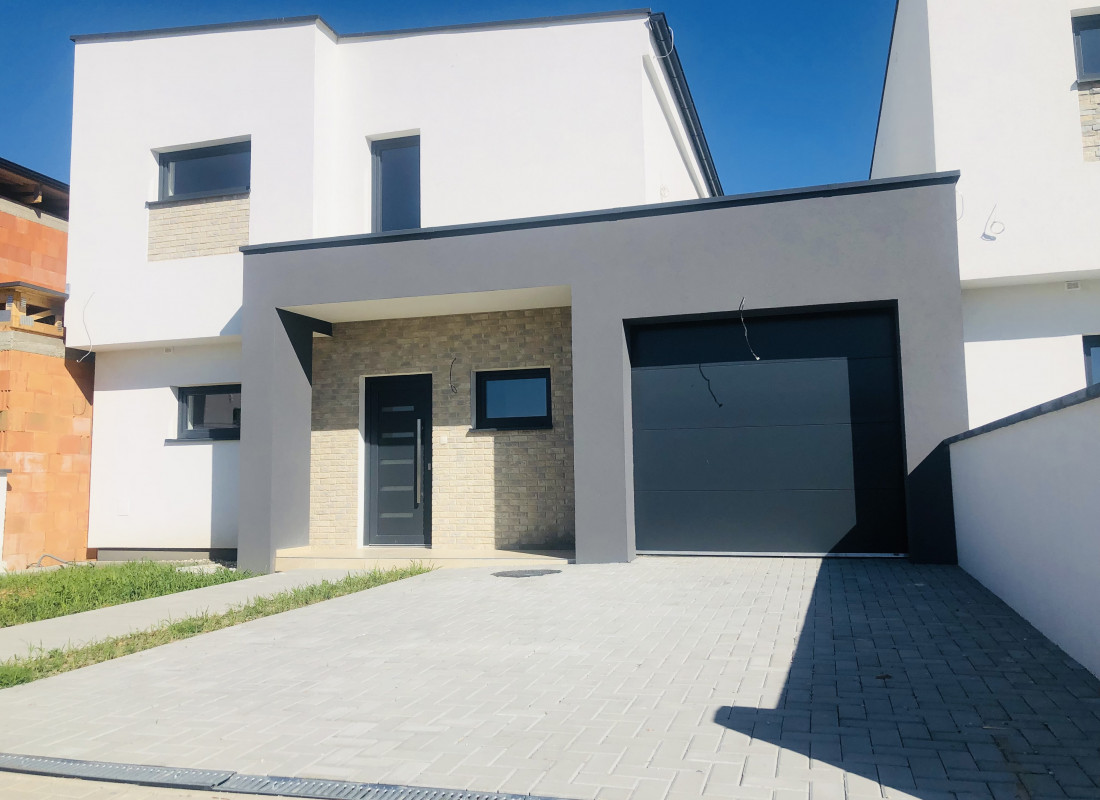 ZNÍŽENÁ CENA! Priestranný úplne nový 5 izbový rodinný dom v Šamoríne na predaj