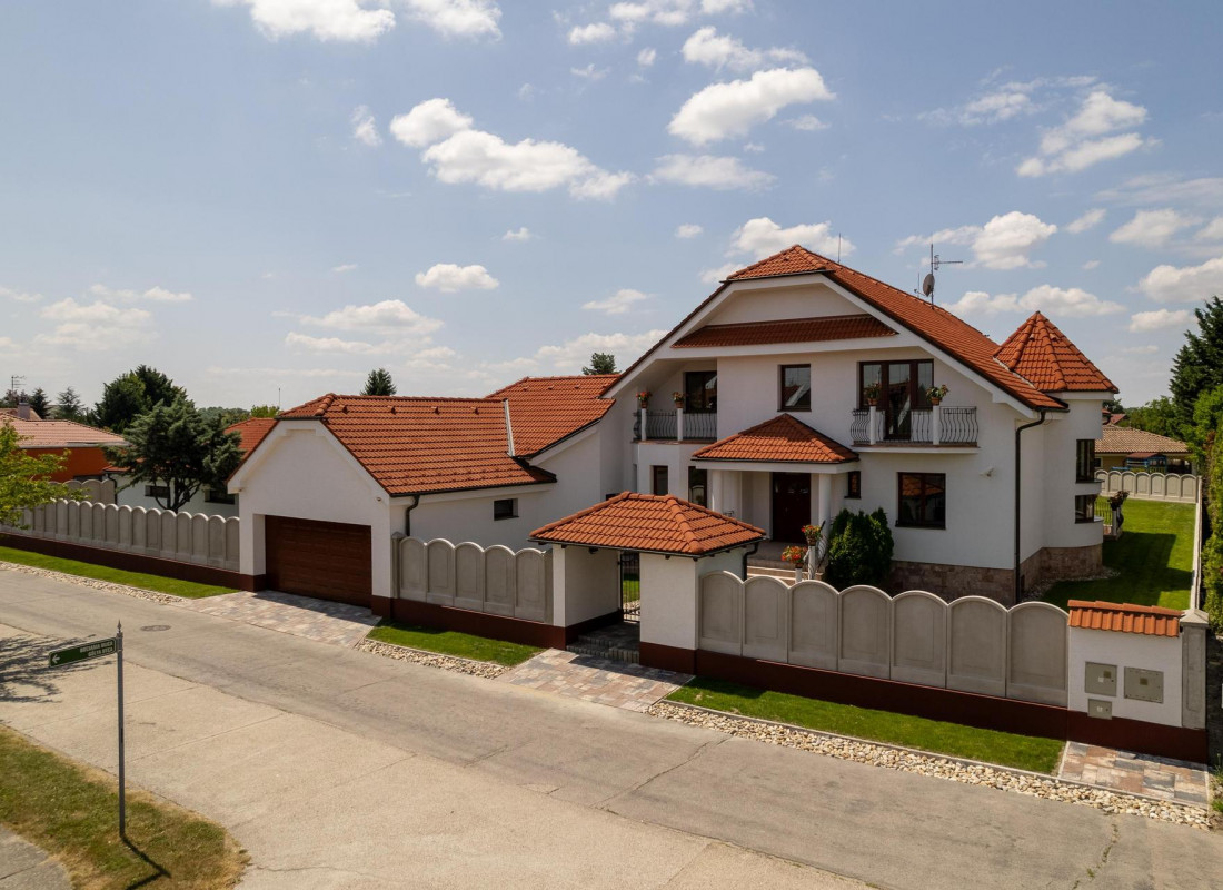 Luxusné rodinné sídlo s veľkým pozemkom a krytým bazénom v Šamoríne - VIDEO