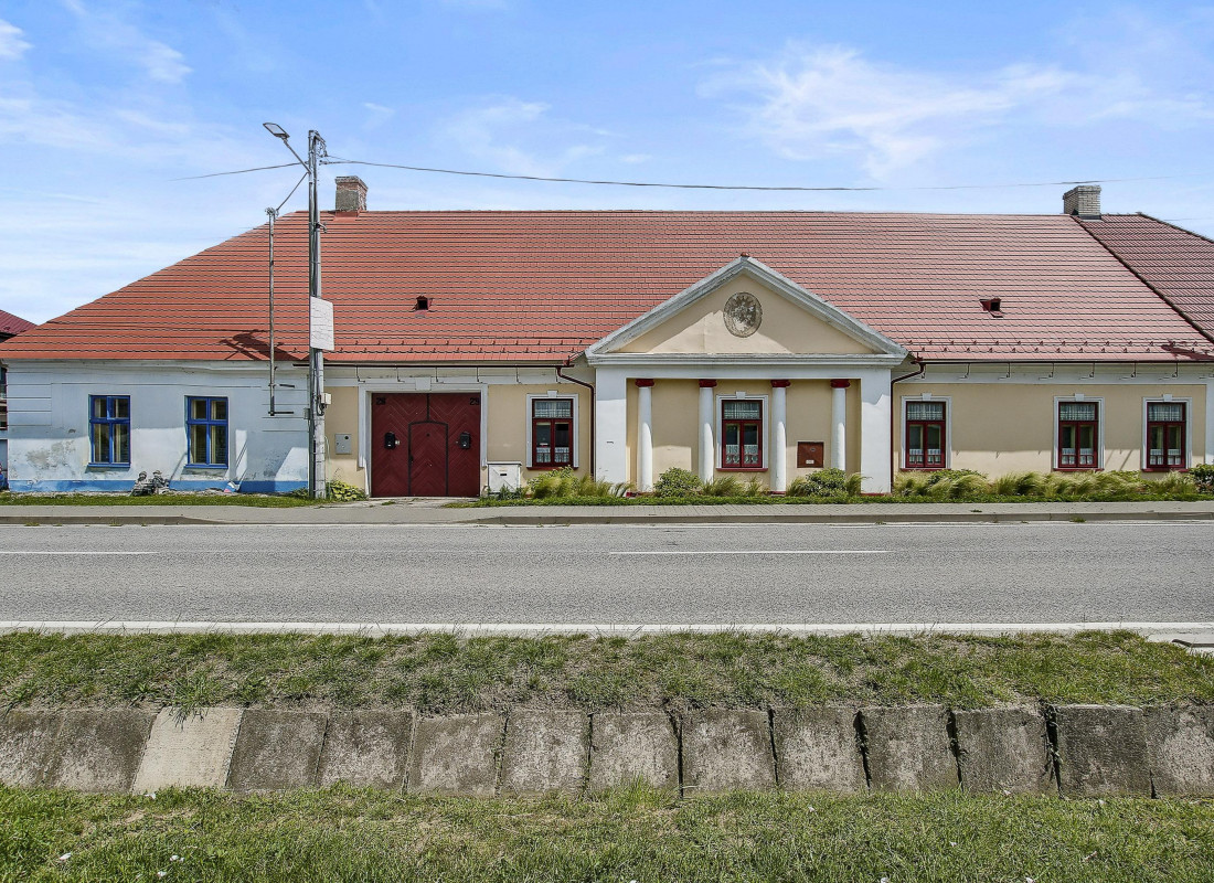 Historická kúria s nádherným pozemkom a rodinným domčekom na predaj.
