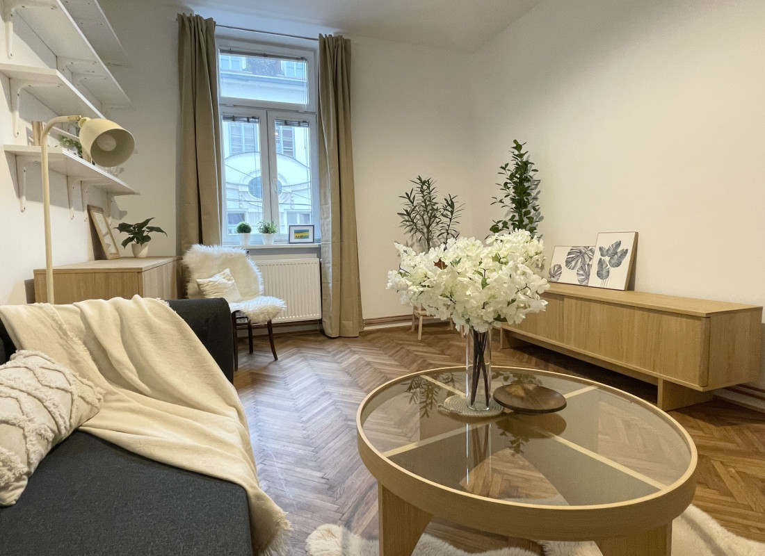 2-izbový staromestský byt s vysokými stropmi | 29. augusta | ihneď voľný