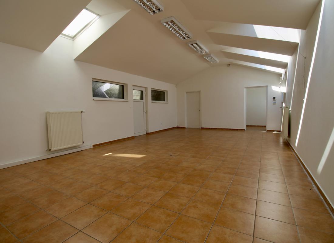 Atraktívne kancelárske priestory 100 m² s veľkým parkovaním – Záhorská Bystrica
