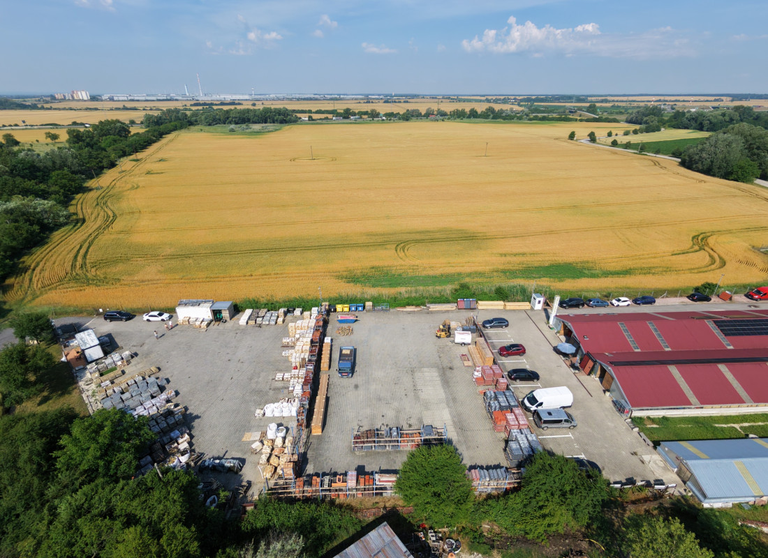 Spevnená plocha 1 050 m² pre nákladné autá, kontajnery a skladovanie – Záhorská Bystrica, D2