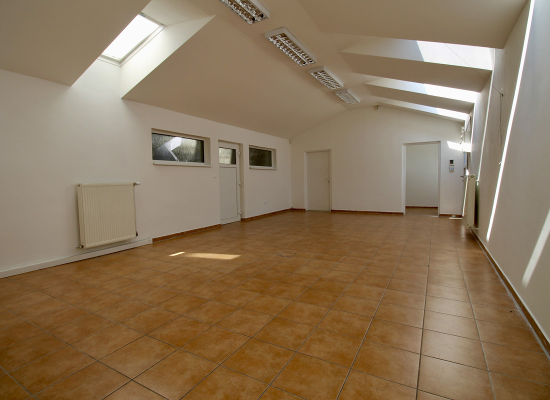 Atraktívne kancelárske priestory 100 m² s veľkým parkovaním – Záhorská Bystrica