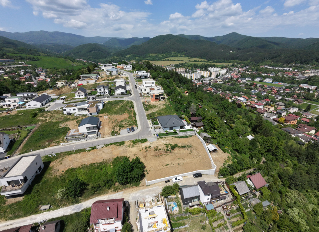 Exkluzívny pozemok so stavebným povolením a  panoramatickým výhľadom