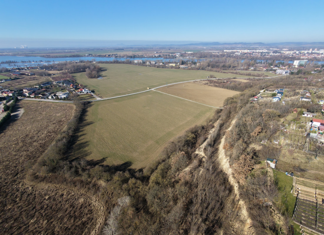 Pozemok na samote. Ratnovce, Banka pri Piešťanoch, 5402m2