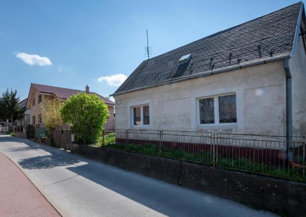 Veľký pozemok (1162 m2) so starším domom v centre obce Marianka