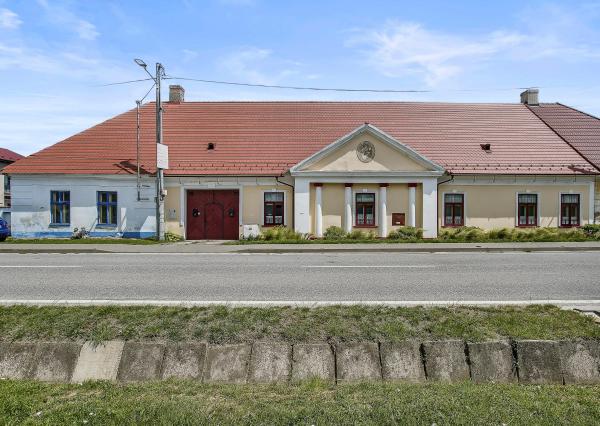 Historická kúria s nádherným pozemkom a rodinným domčekom na predaj.