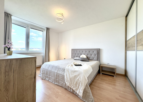 Priestranný, kompletne zariadený 2i byt s loggiou a parkovaním