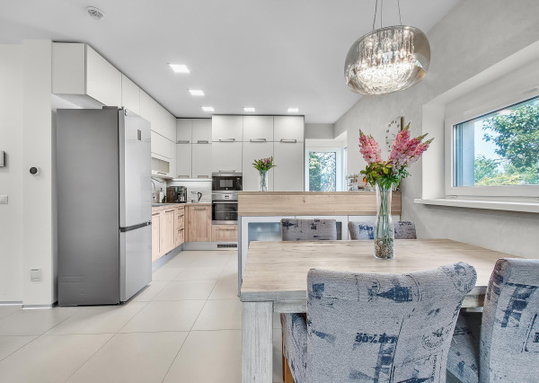 Predané  Moderný 4 izbový rodinný dom so zimnou záhradou, saunou , dvojgarážou v lukratívnej lokalite Chorvátsky Grob, časť Čierna voda