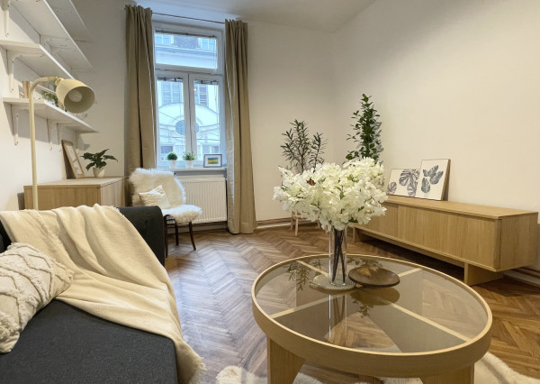 2-izbový staromestský byt s vysokými stropmi | 29. augusta | ihneď voľný