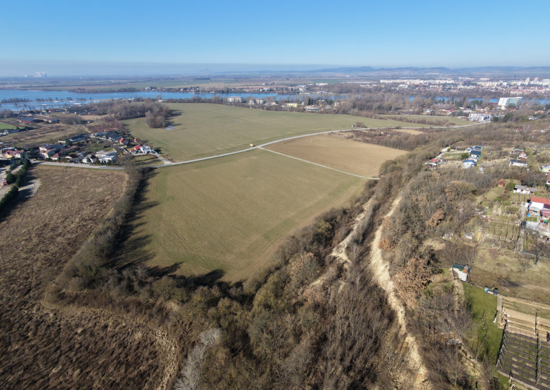Pozemok na samote. Ratnovce, Banka pri Piešťanoch, 5402m2